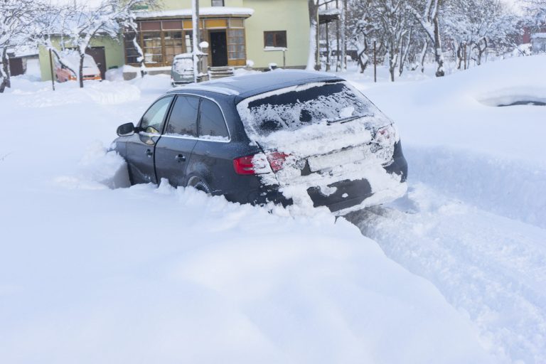 Auto in sneeuw